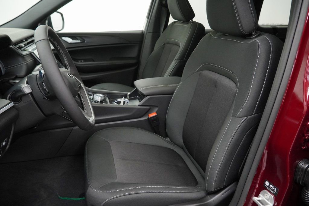 New 2026 Jeep Grand Cherokee Laredo image 15