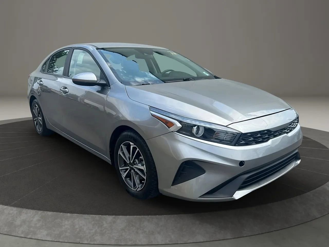 Used 2023 Kia Forte LXS image 3