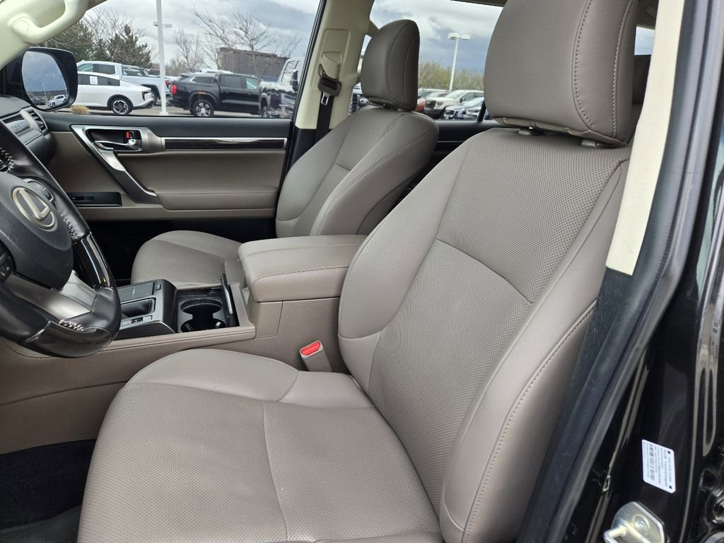 Used 2022 Lexus GX 460 Premium w/ Accessory Package image 2