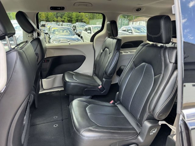 Used 2023 Chrysler Pacifica Touring-L FWD image 15