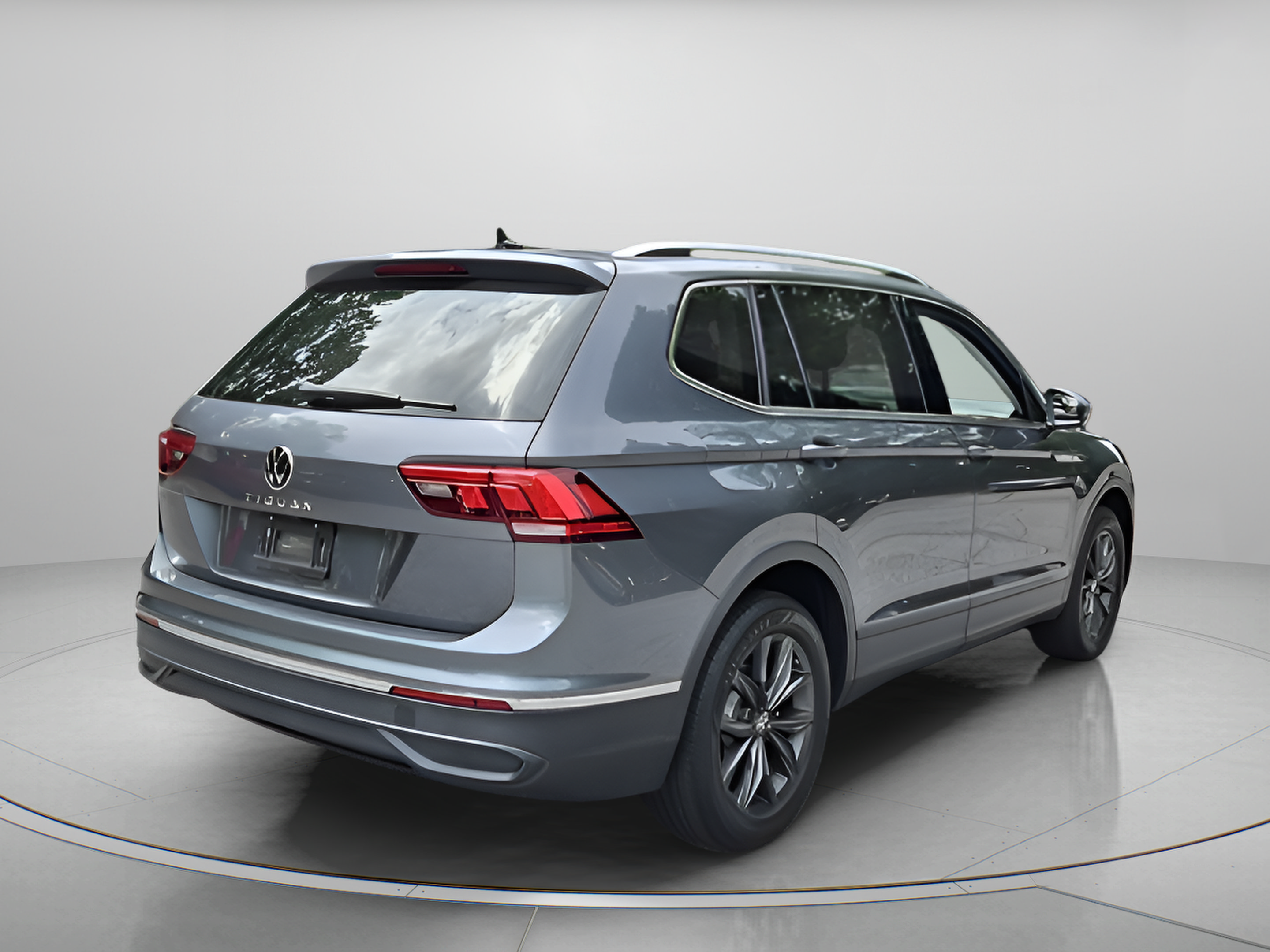 Certified 2023 Volkswagen Tiguan SE w/ Panoramic Sunroof Package FWD image 5