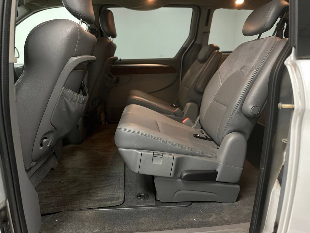 Used 2005 Chrysler Town & Country Limited FWD image 20
