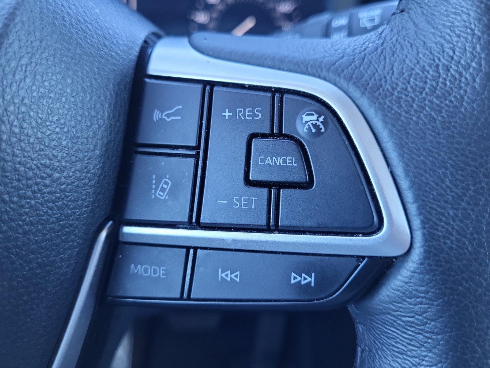Used 2025 Toyota Sienna XLE FWD image 24