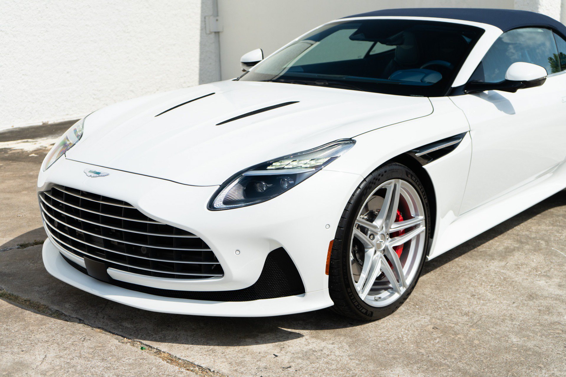 Used 2025 Aston Martin DB12 Convertible RWD image 19