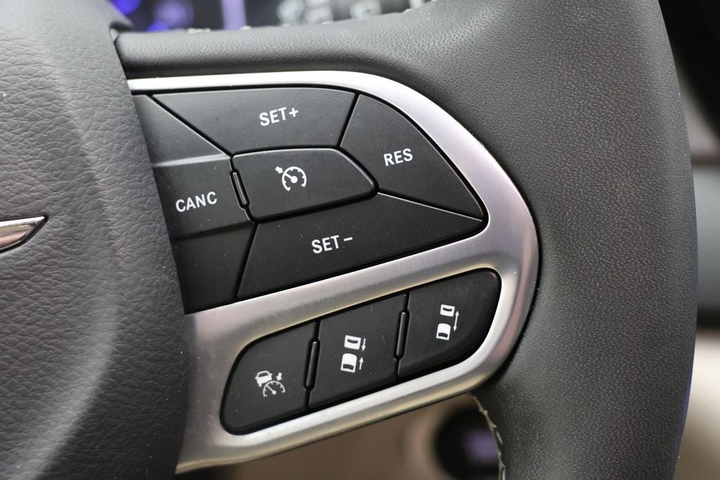 Used 2023 Chrysler Pacifica Touring-L image 19