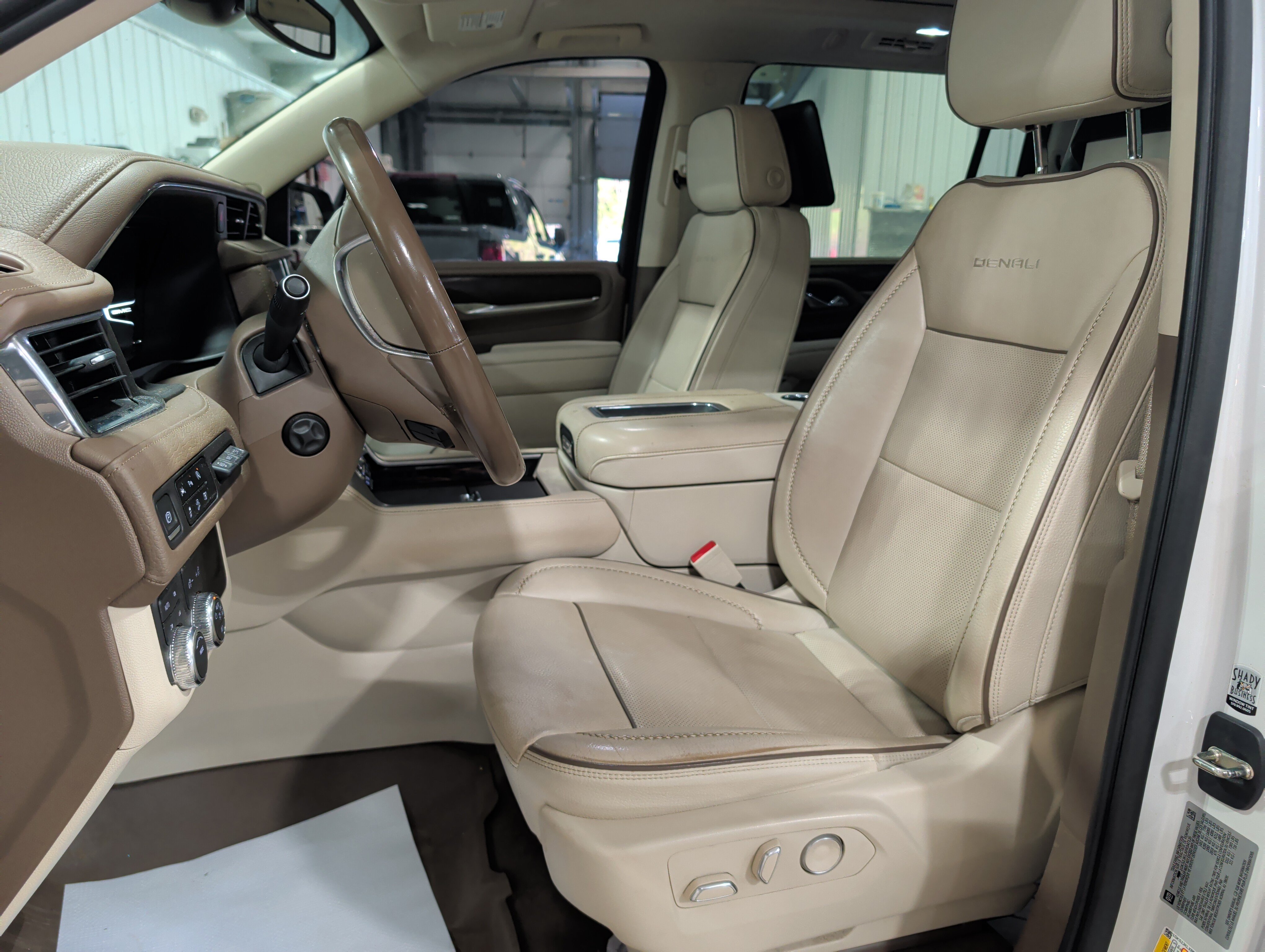 Used 2023 GMC Yukon XL Denali AWD/4WD image 7