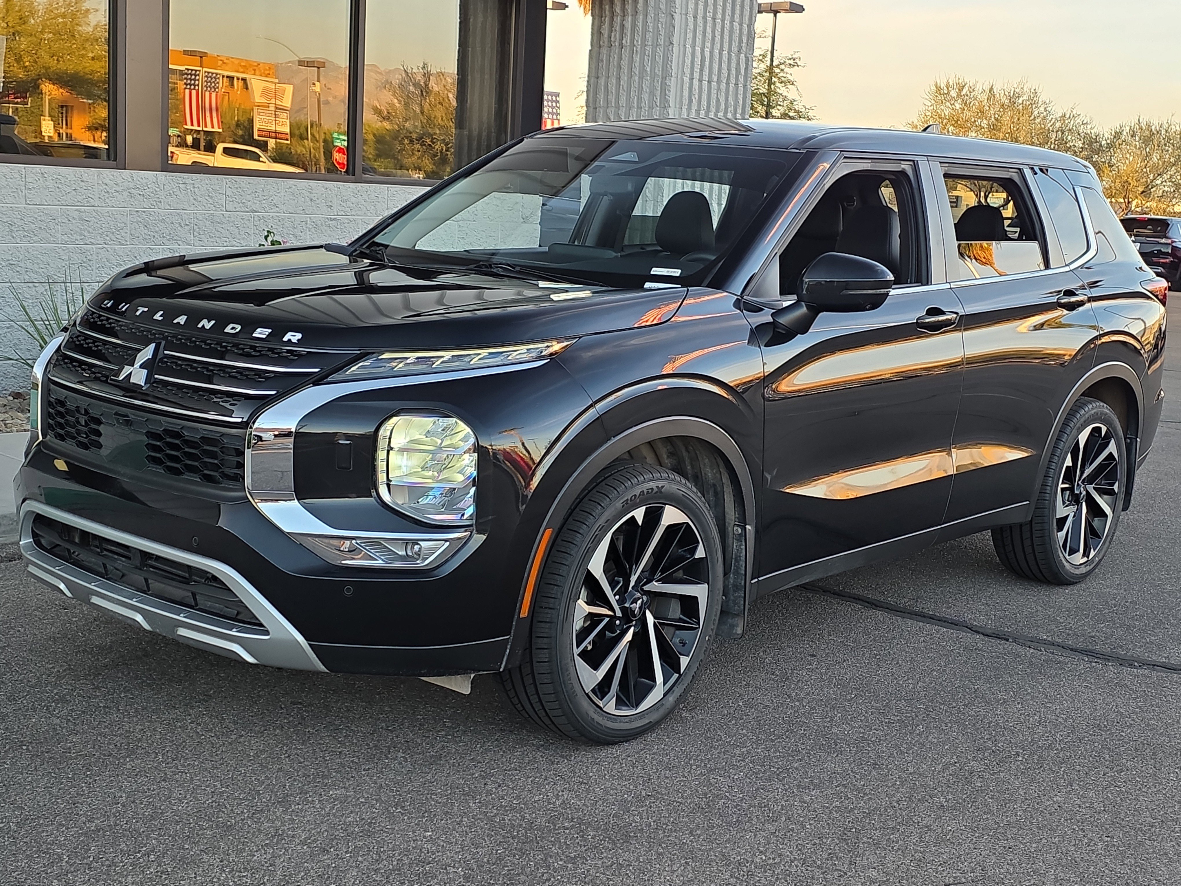 Used 2024 Mitsubishi Outlander SE image 3