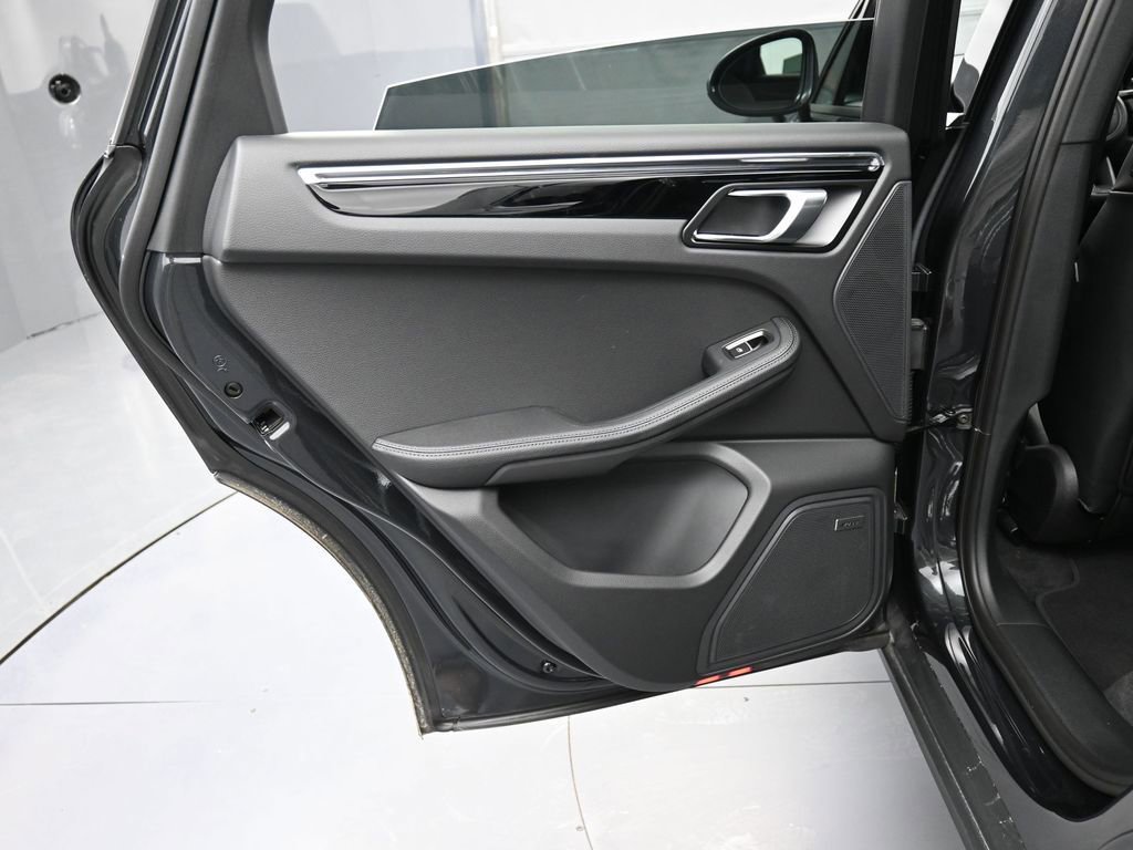 Certified 2025 Porsche Macan image 23