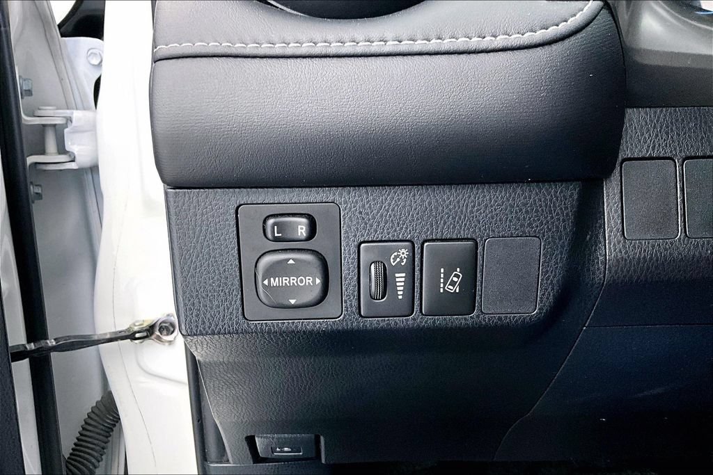 Used 2017 Toyota RAV4 XLE AWD/4WD image 32