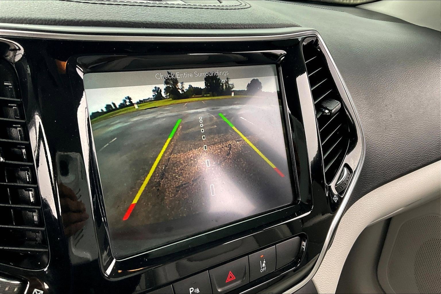 Used 2019 Jeep Cherokee Limited w/ Technology Group image 24