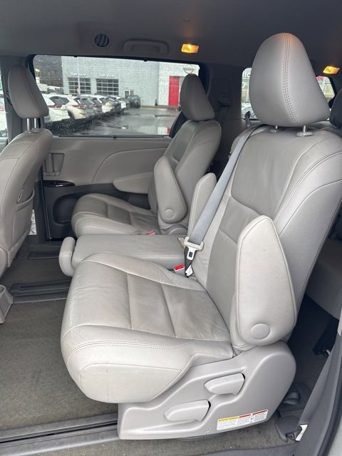 Used 2017 Toyota Sienna XLE w/ XLE Navigation Package image 11
