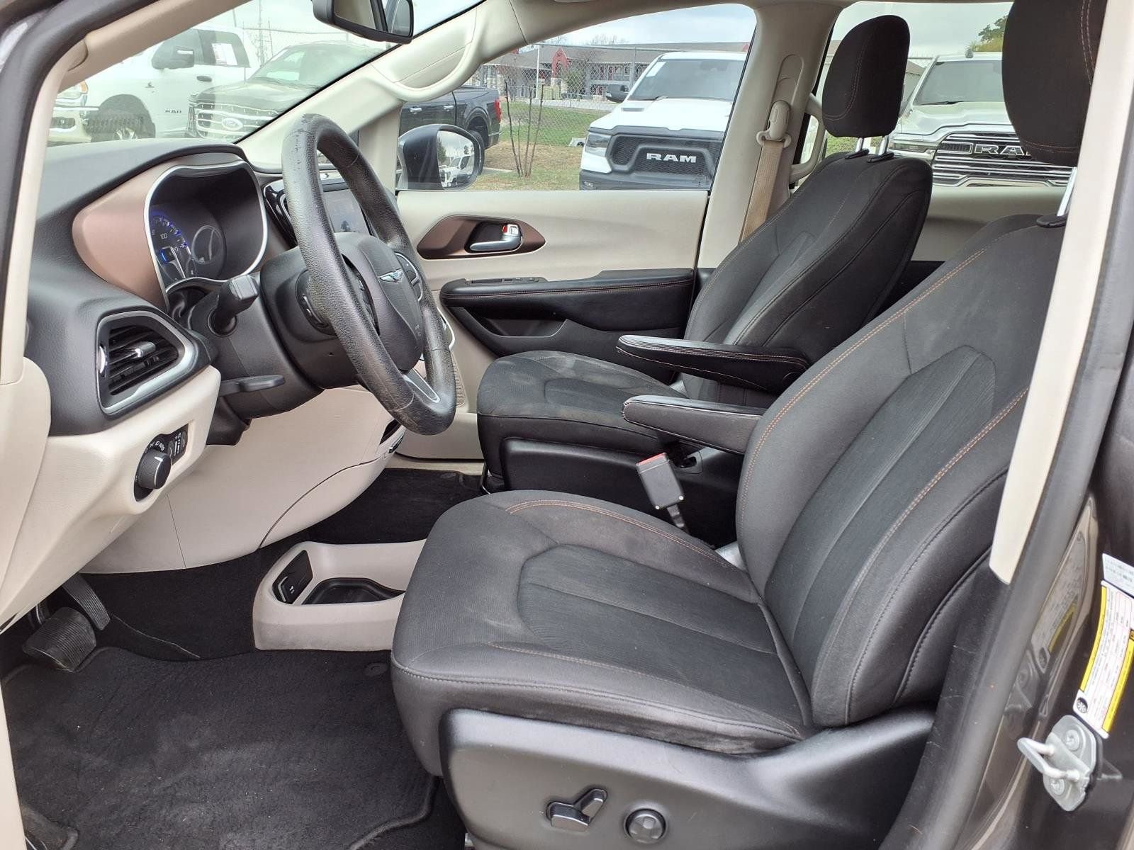 Used 2019 Chrysler Pacifica LX FWD image 17