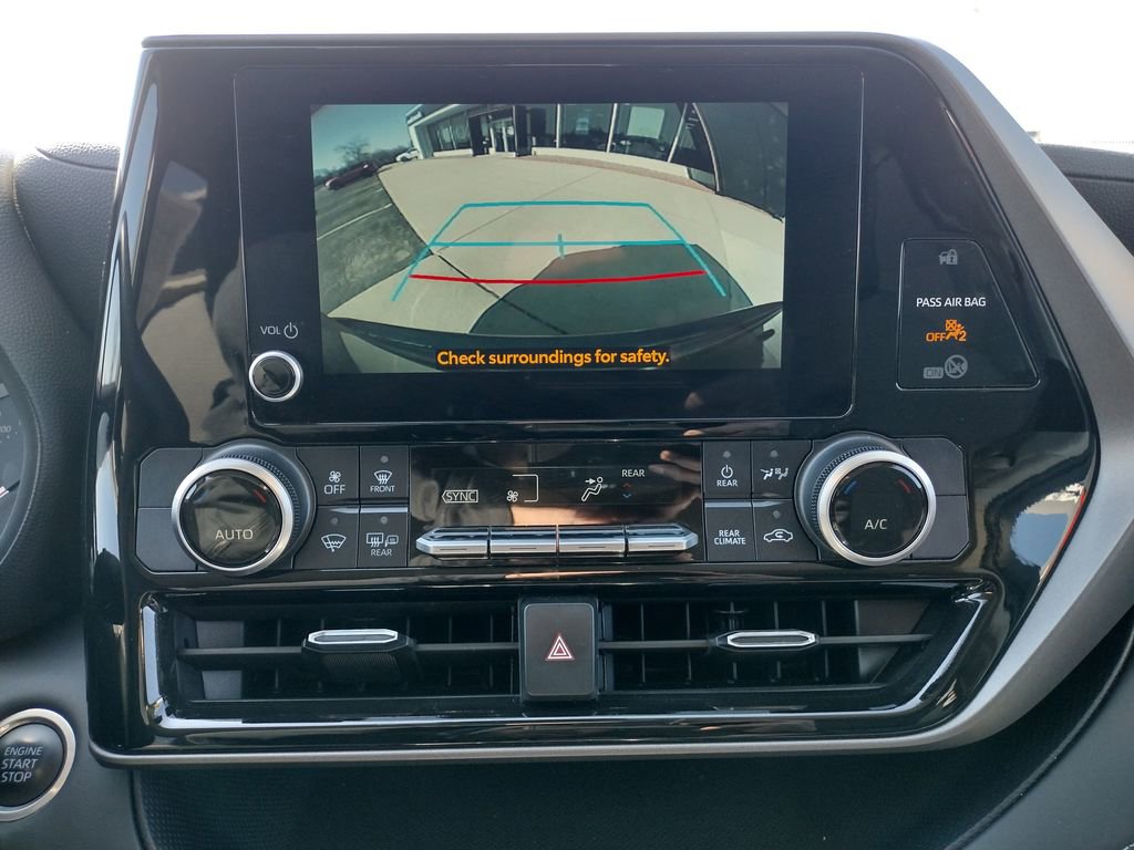 Used 2024 Toyota Highlander LE image 4