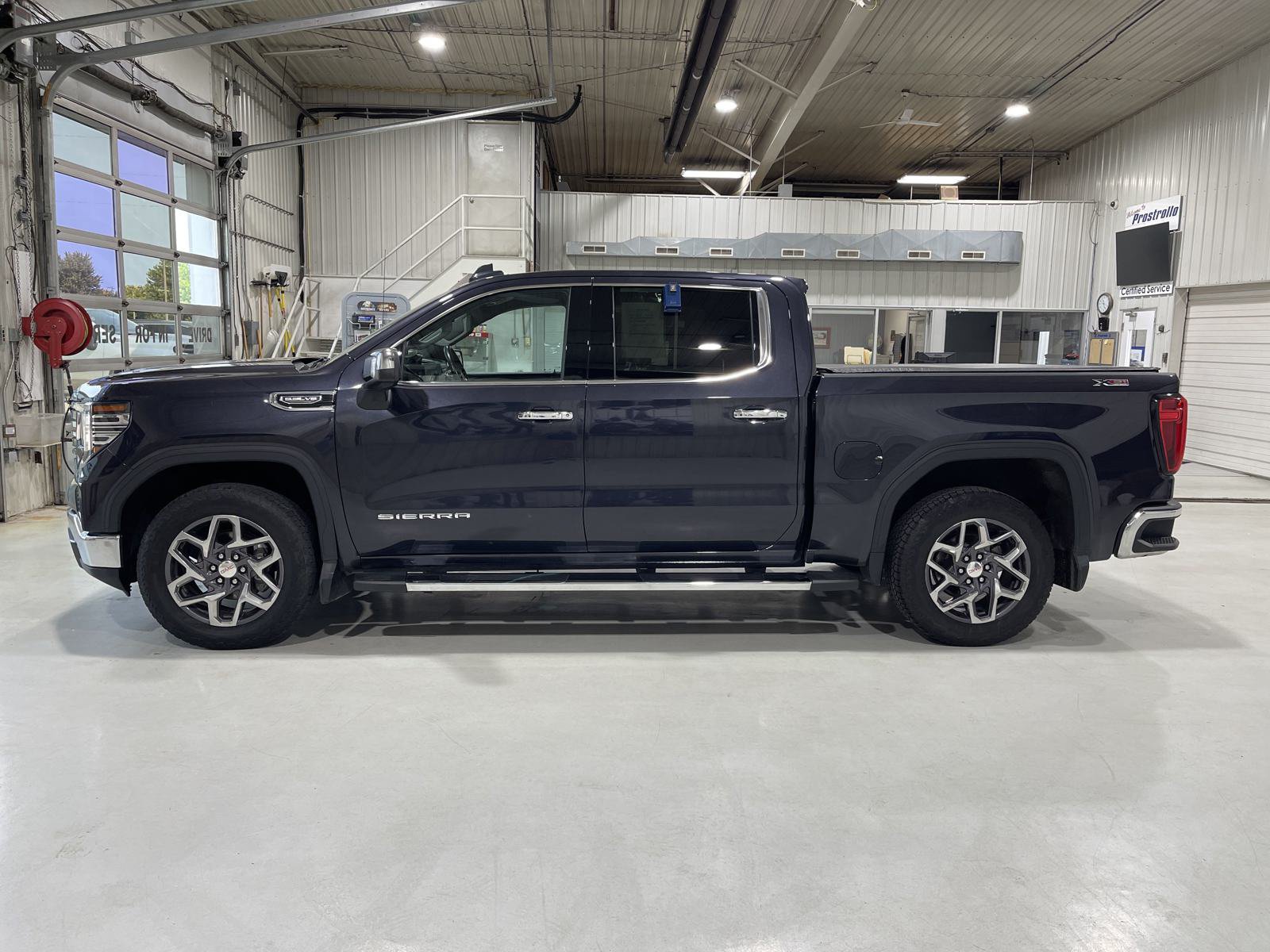 Used 2023 GMC Sierra 1500 SLT w/ SLT Premium Package AWD/4WD image 5