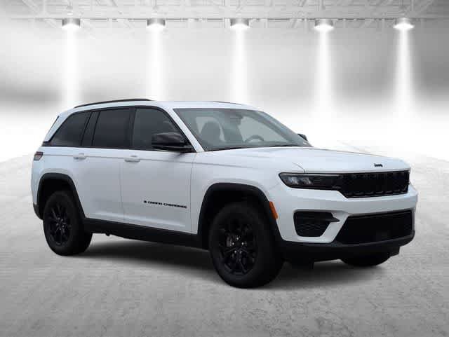 Used 2025 Jeep Grand Cherokee Altitude image 2