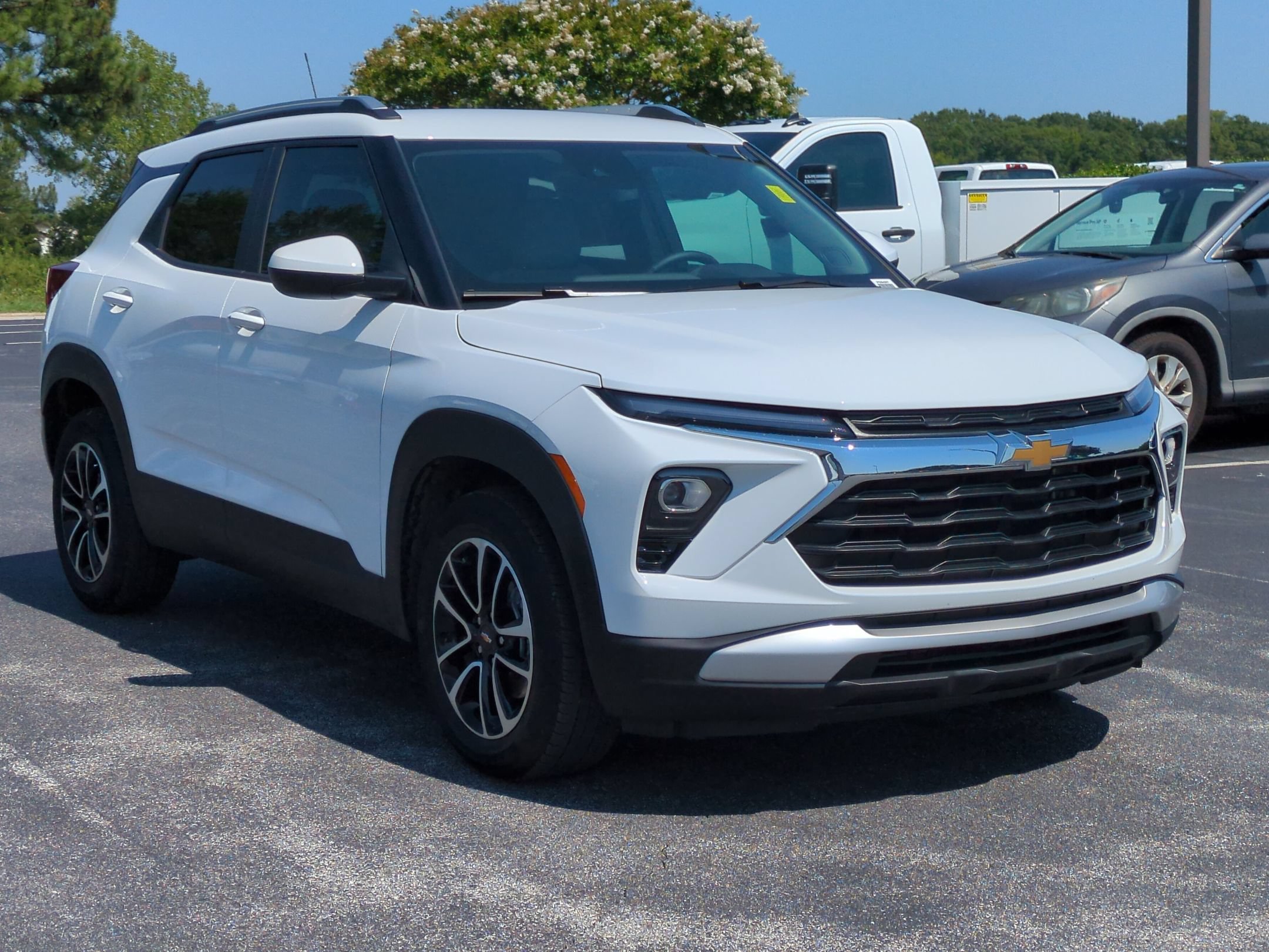 Used 2026 Chevrolet TrailBlazer LT w/ LT Cold Weather Package FWD image 2