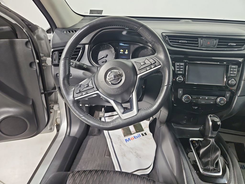 Used 2017 Nissan Rogue SV w/ SV Premium Package AWD/4WD image 14
