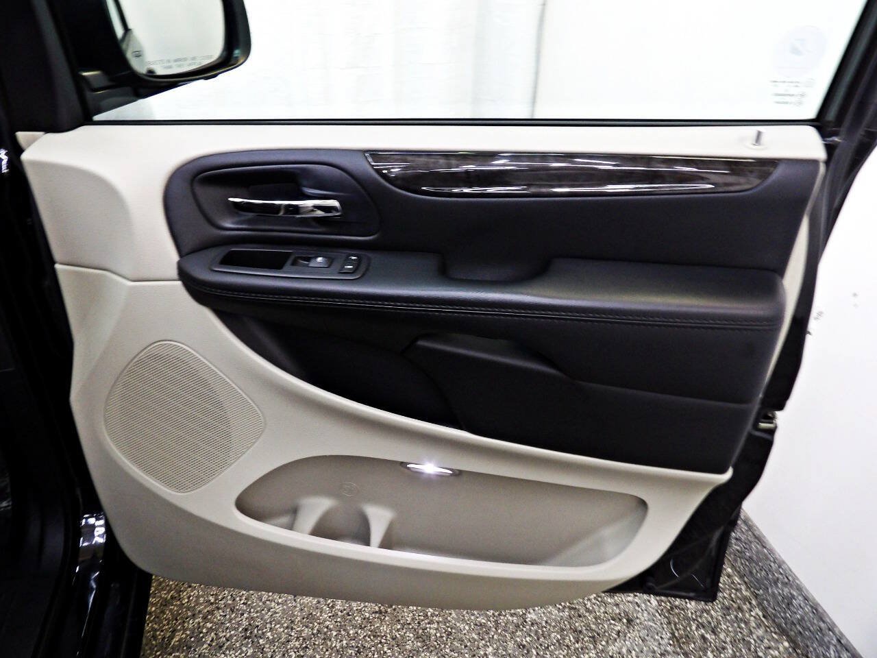 Used 2018 Dodge Grand Caravan SE w/ UConnect Hands-Free Group FWD image 11