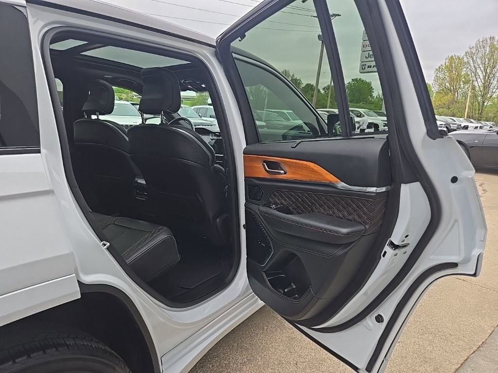 Used 2022 Jeep Grand Cherokee Summit AWD/4WD image 93
