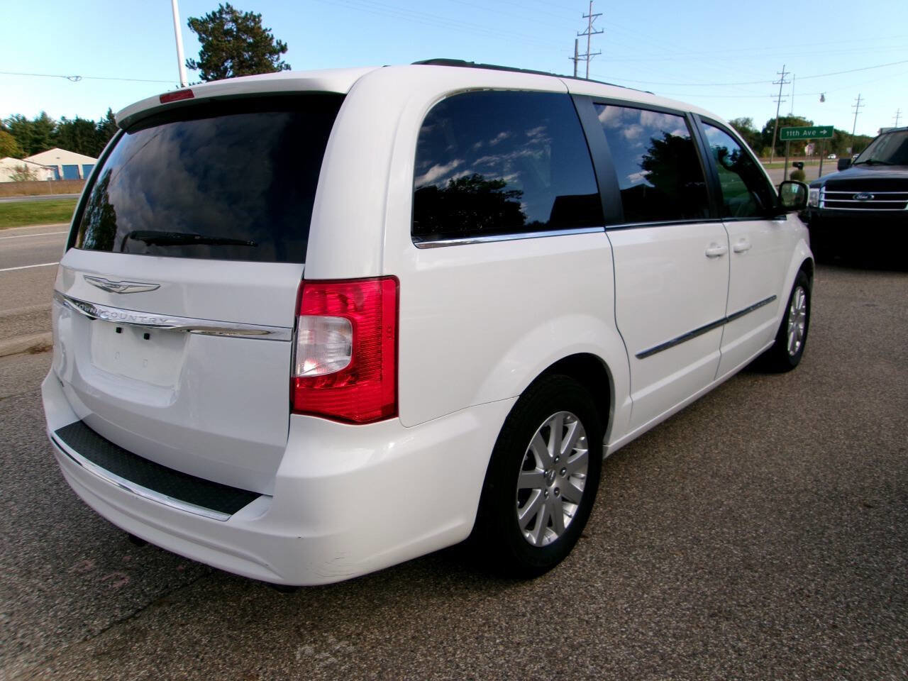 Used 2015 Chrysler Town & Country Touring image 3