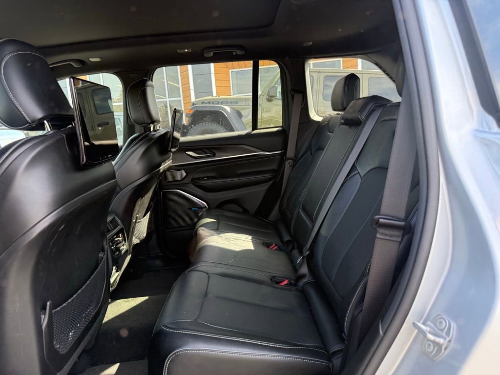 Used 2023 Jeep Grand Cherokee Overland w/ Rear Seat Video Group I AWD/4WD image 19