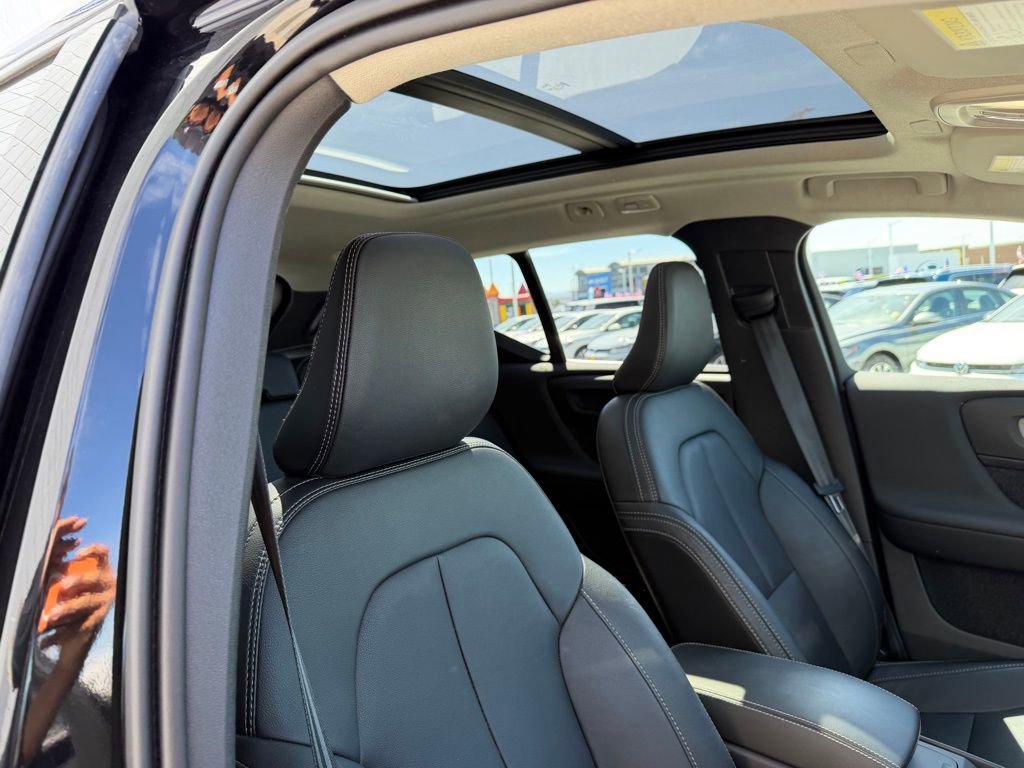 Used 2025 Volvo XC40 B5 Plus image 21