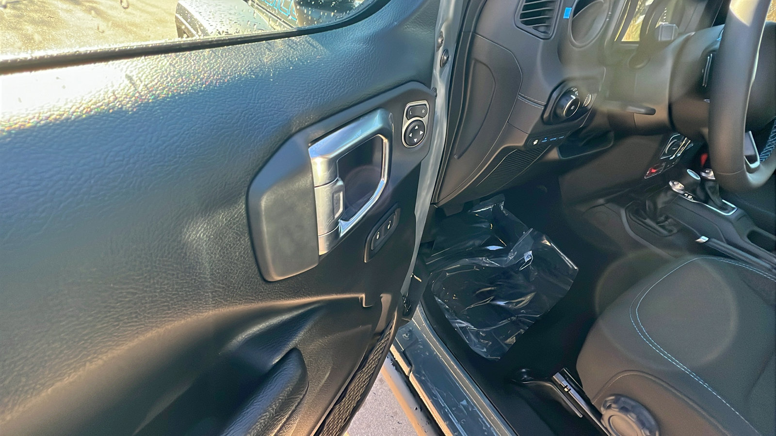 Used 2025 Jeep Wrangler Unlimited Rubicon 4xe w/ Convenience Group image 15