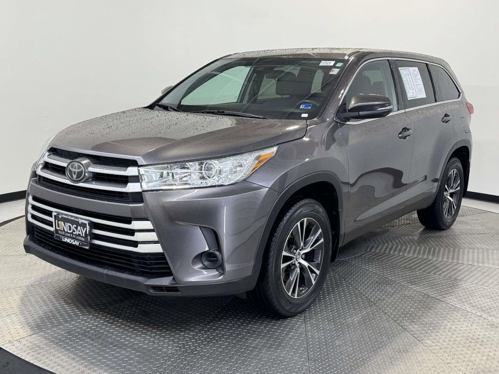 Used 2019 Toyota Highlander LE image 3