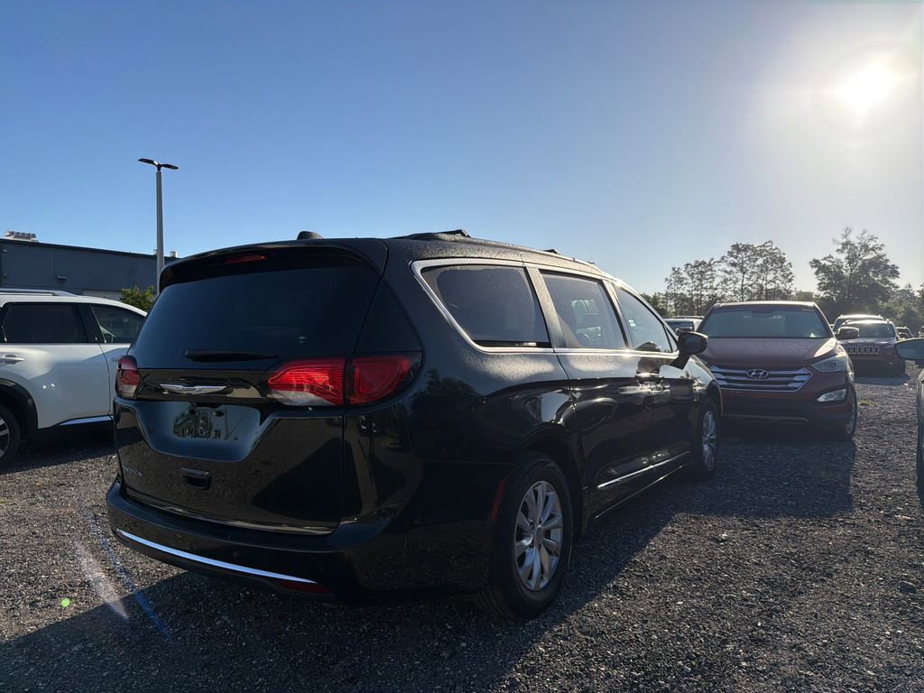 Used 2017 Chrysler Pacifica Touring-L w/ 13 Speaker Alpine Sound Group image 5