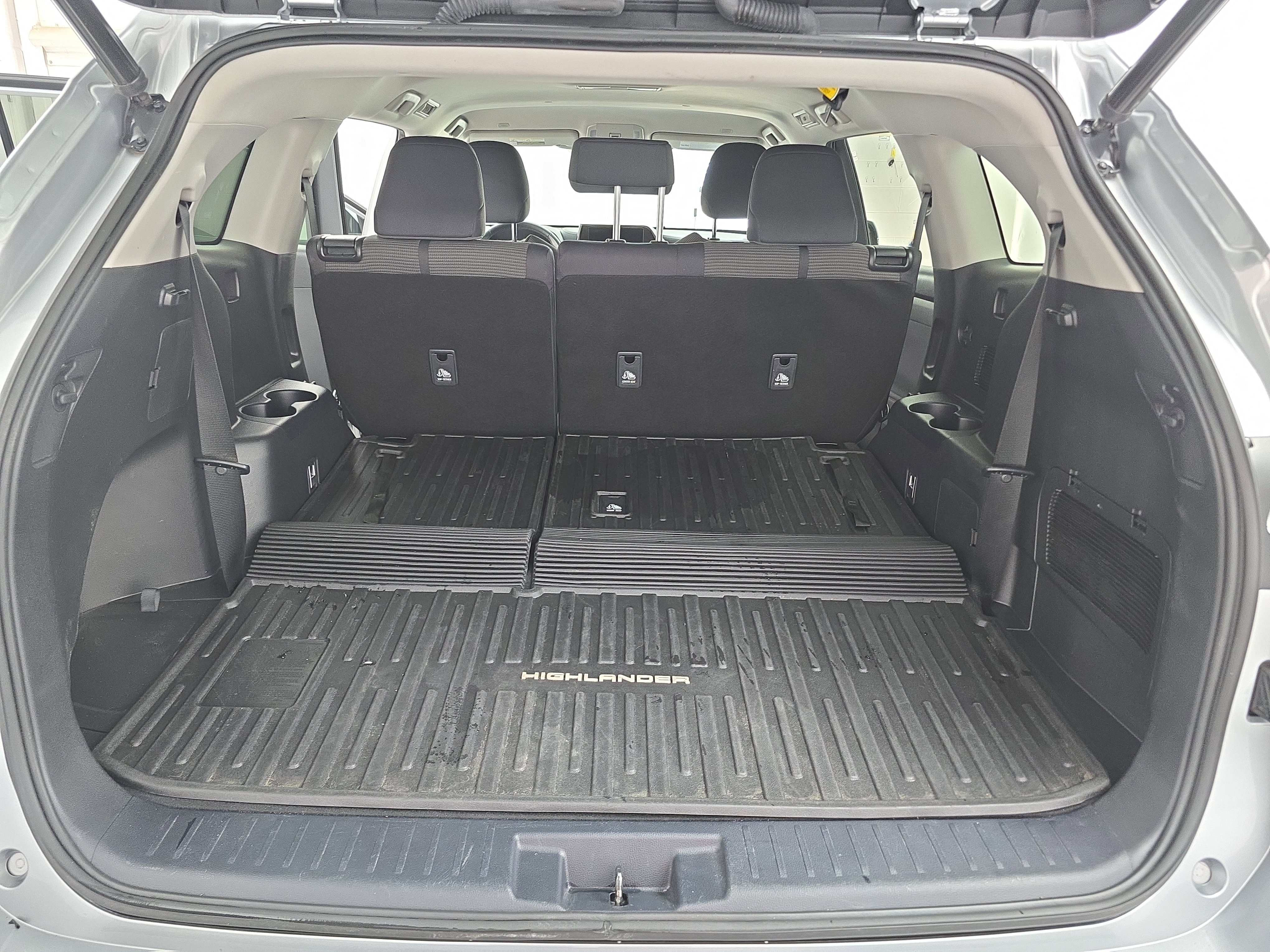 Used 2023 Toyota Highlander L image 13