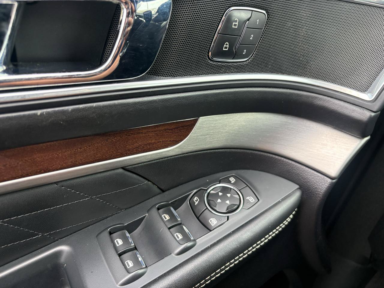 Used 2018 Ford Explorer Platinum AWD/4WD image 21