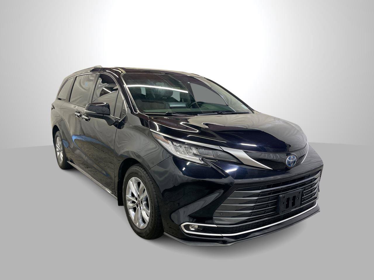 Used 2022 Toyota Sienna Limited image 1