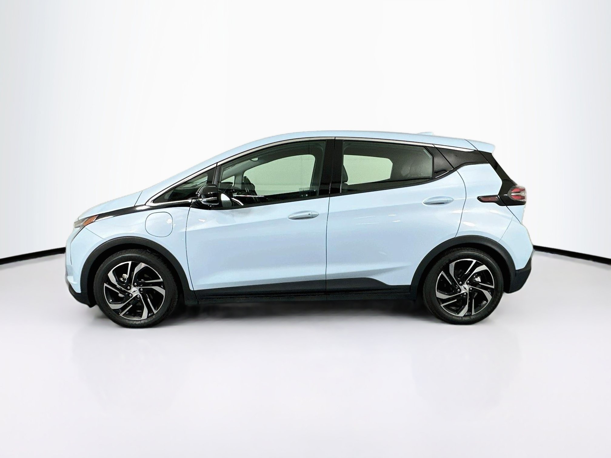 Used 2023 Chevrolet Bolt LT w/ Infotainment Package FWD image 4