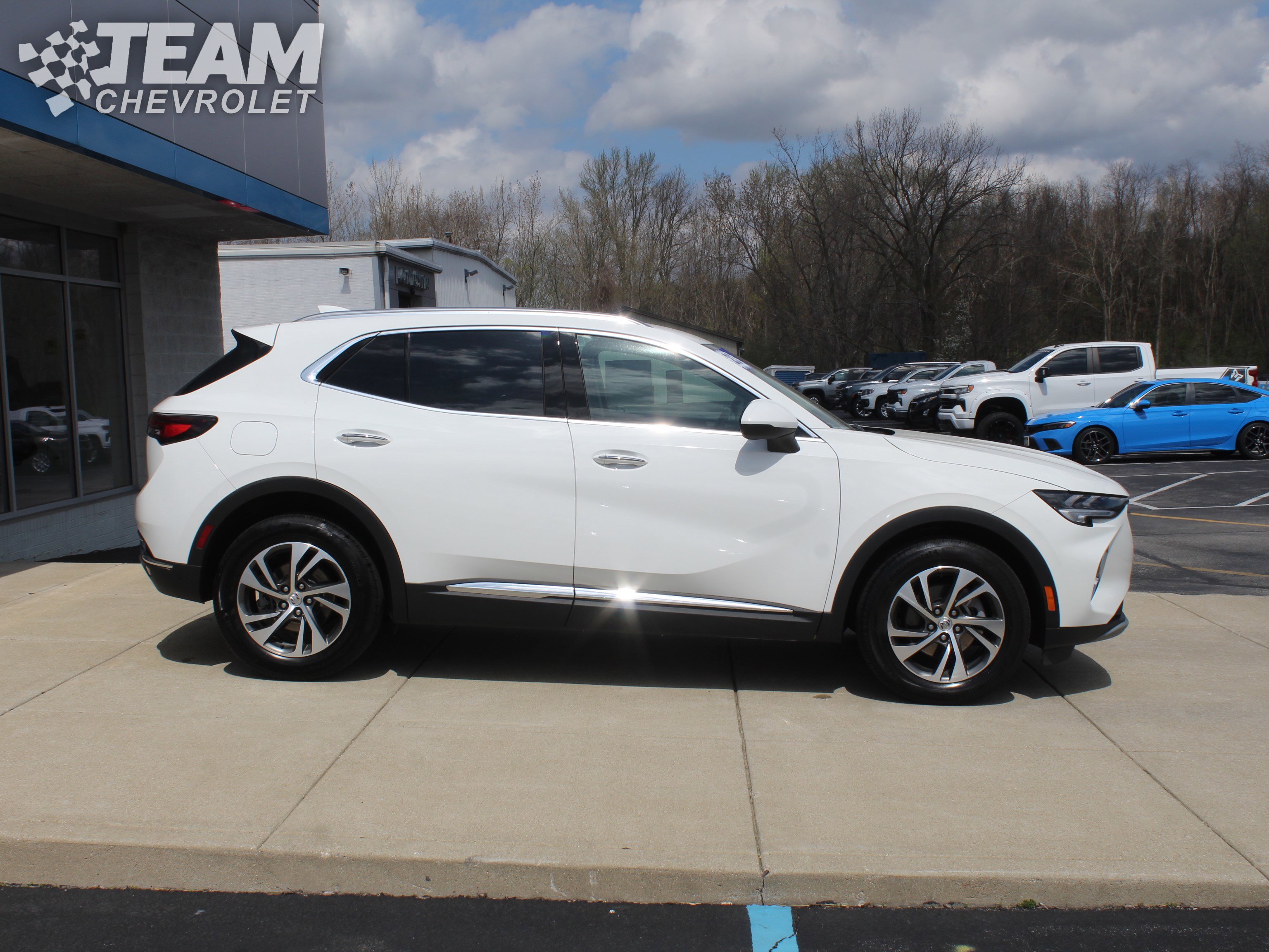 Used 2023 Buick Envision Essence image 3