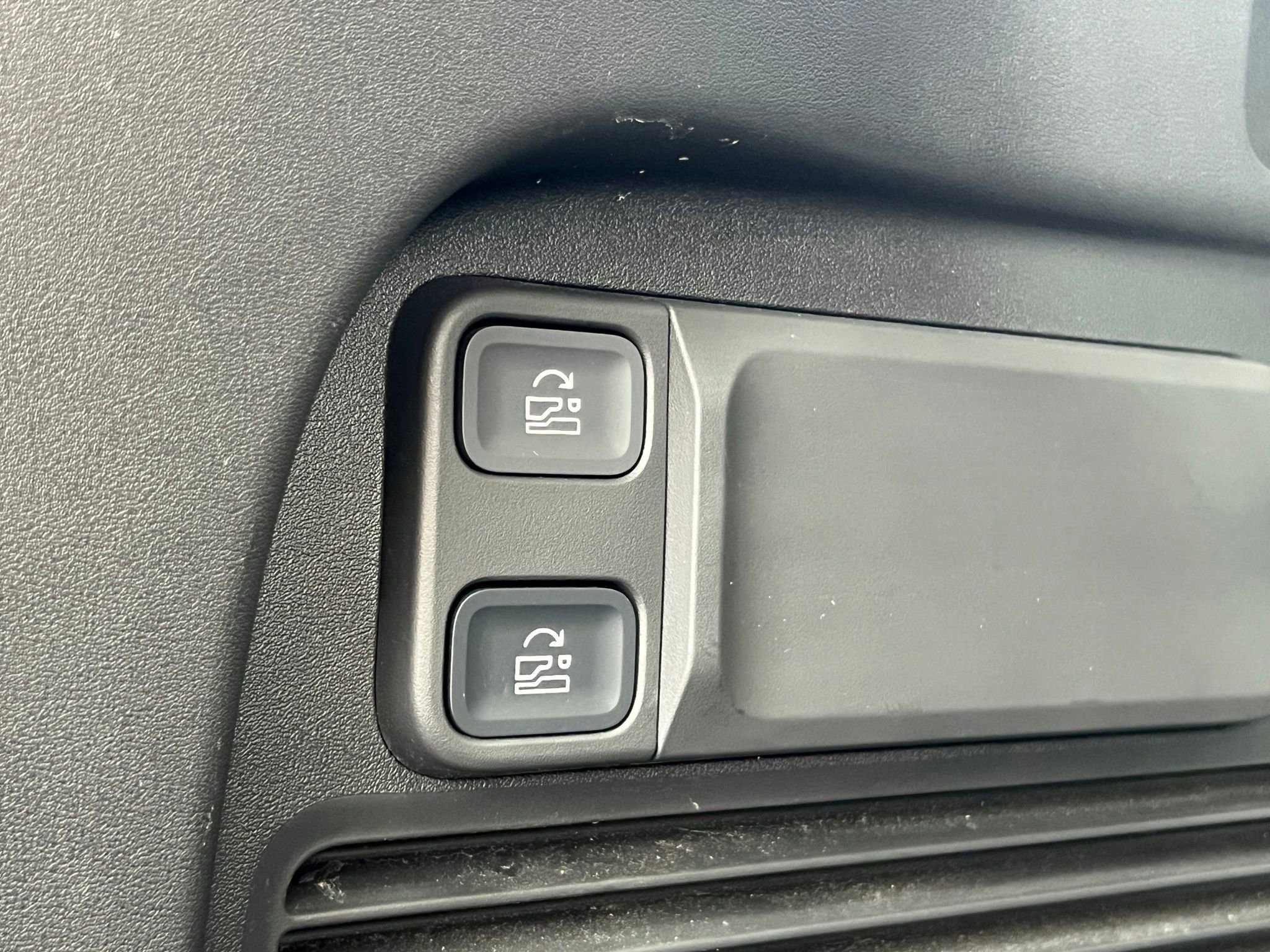 Used 2024 Rivian R1S Adventure AWD/4WD image 32