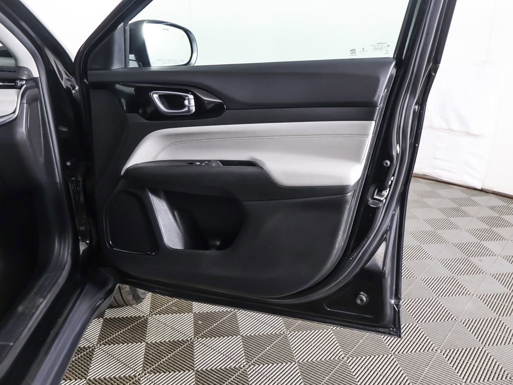 Used 2022 Jeep Compass Limited image 23
