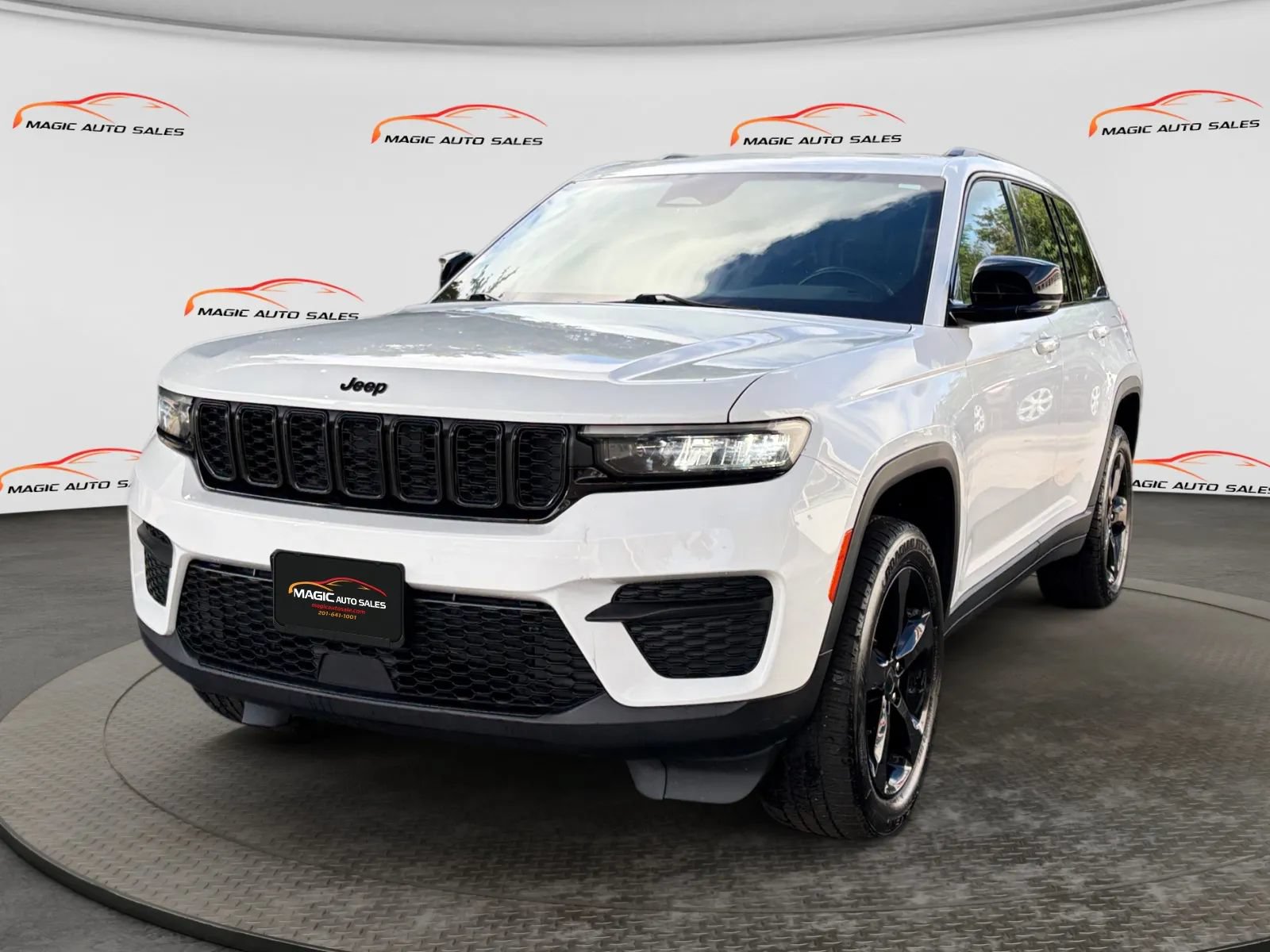 Used 2022 Jeep Grand Cherokee Altitude AWD/4WD image 1