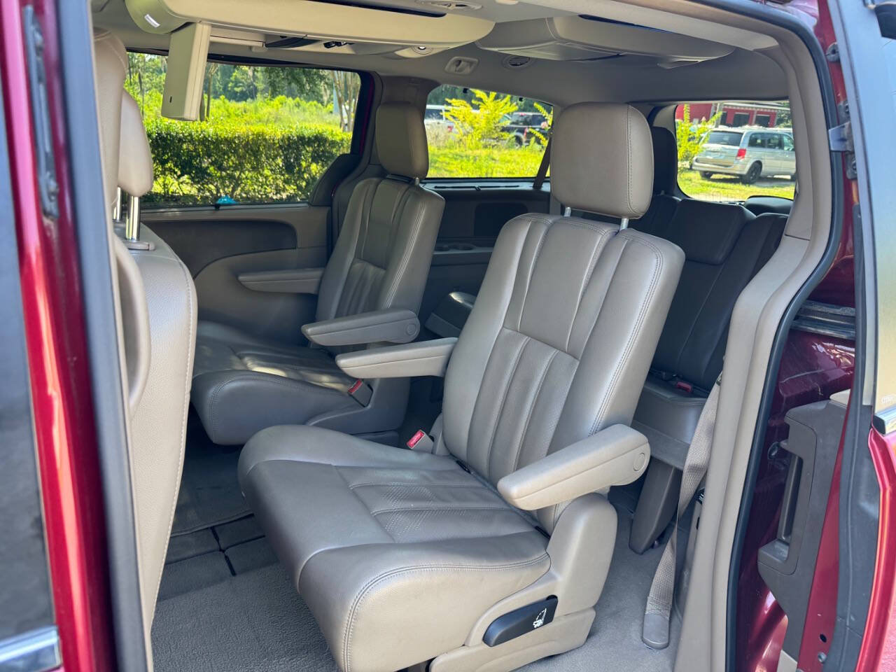 Used 2013 Chrysler Town & Country Touring-L w/ Entertainment Group #2 FWD image 13