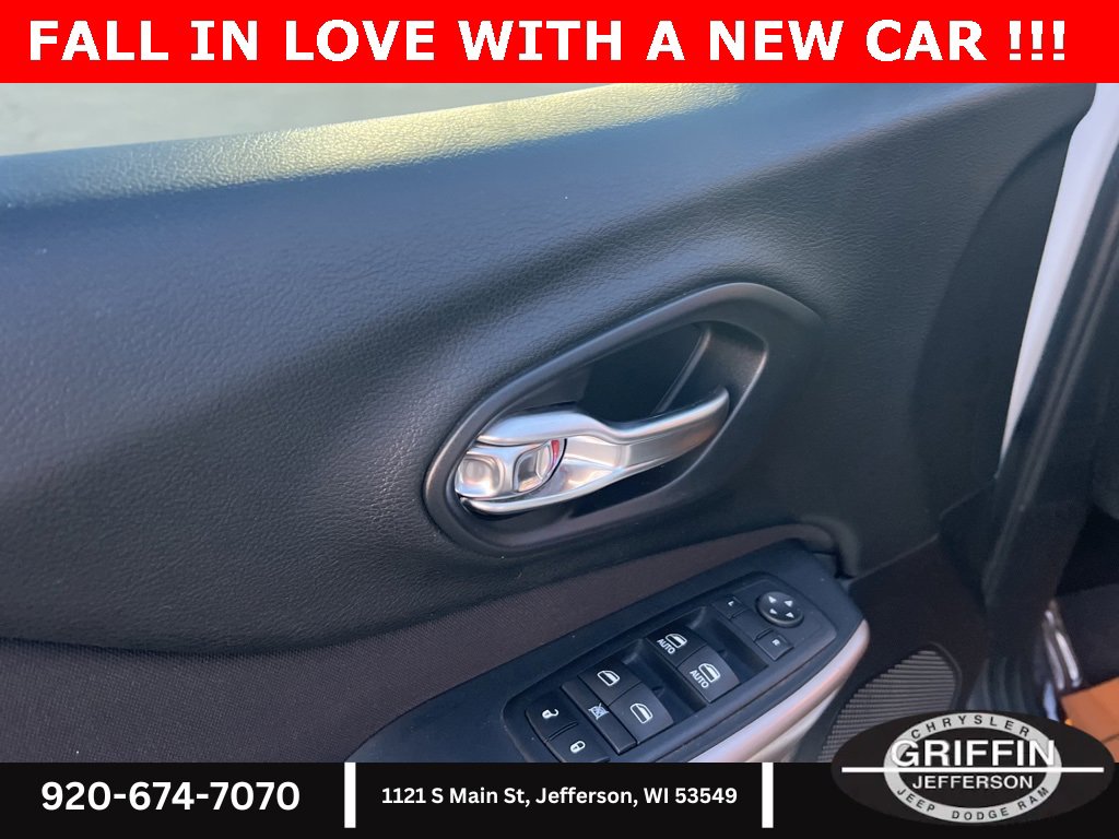 Used 2017 Jeep Cherokee Latitude w/ Cold Weather Group image 19