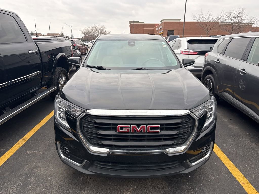 Used 2023 GMC Terrain SLE image 3