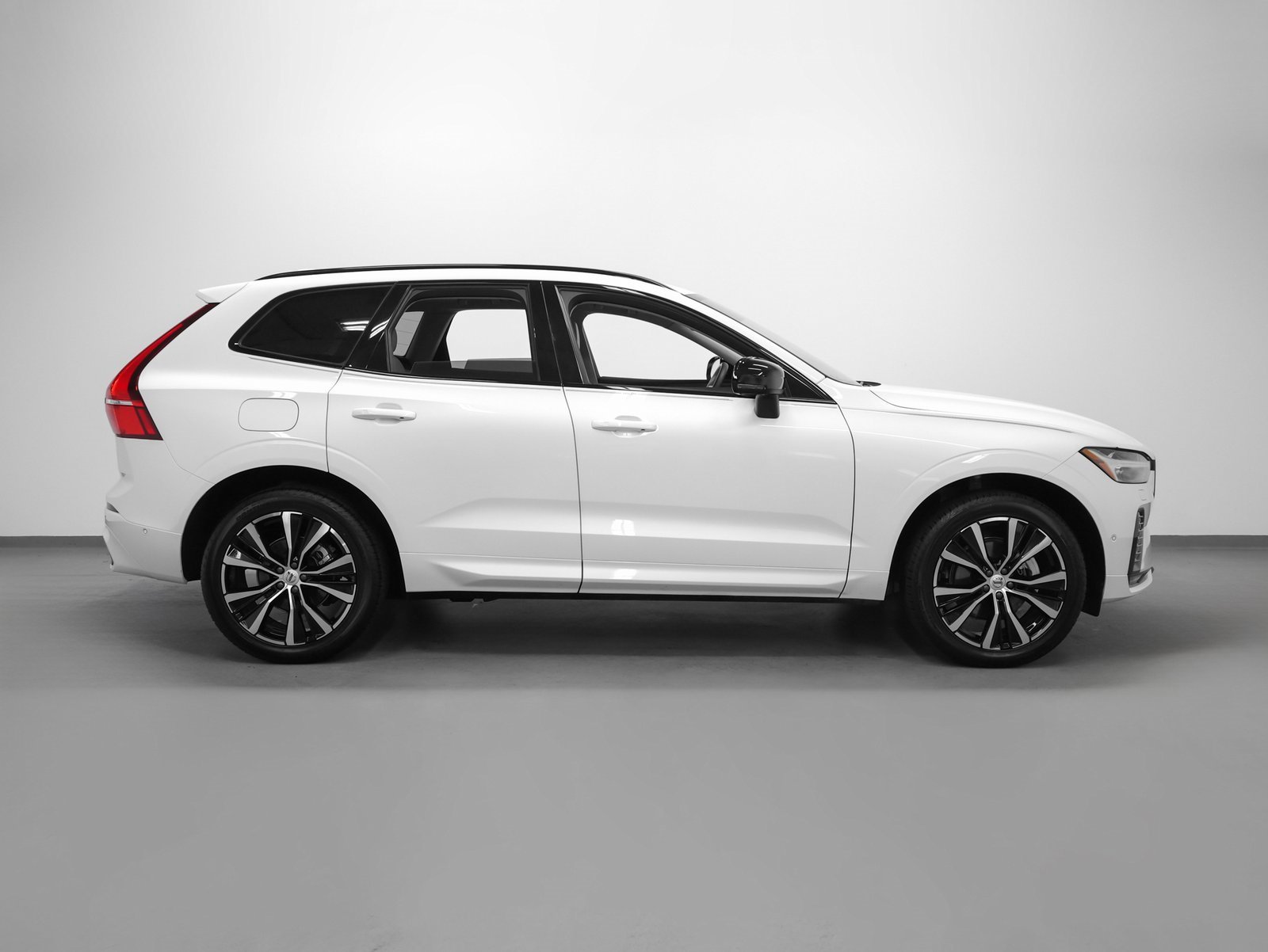 Used 2025 Volvo XC60 B5 Plus w/ Protection Package Premier image 13