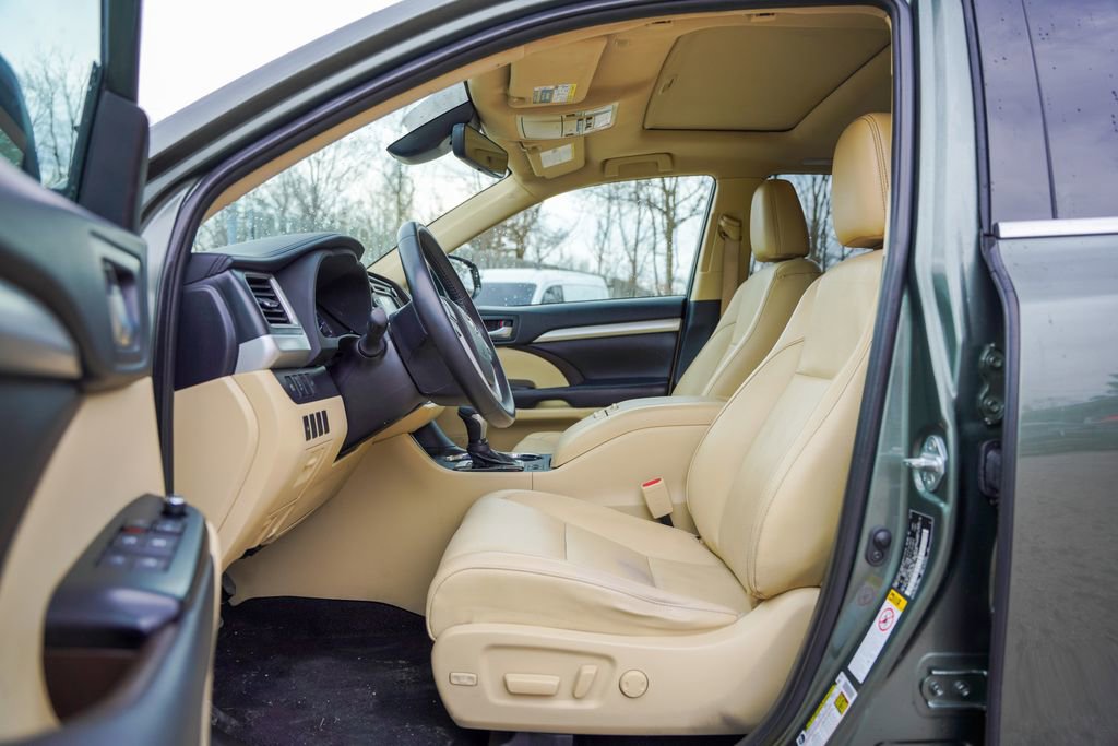 Used 2019 Toyota Highlander XLE w/ Carpet Mat Package (TMS) AWD/4WD image 13