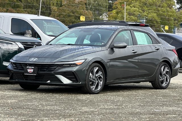 Used 2025 Hyundai Elantra Limited FWD image 10