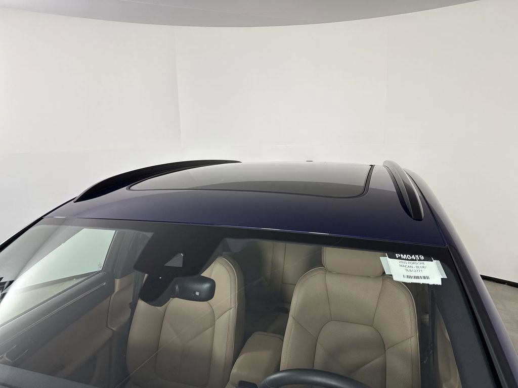Certified 2025 Porsche Macan image 17