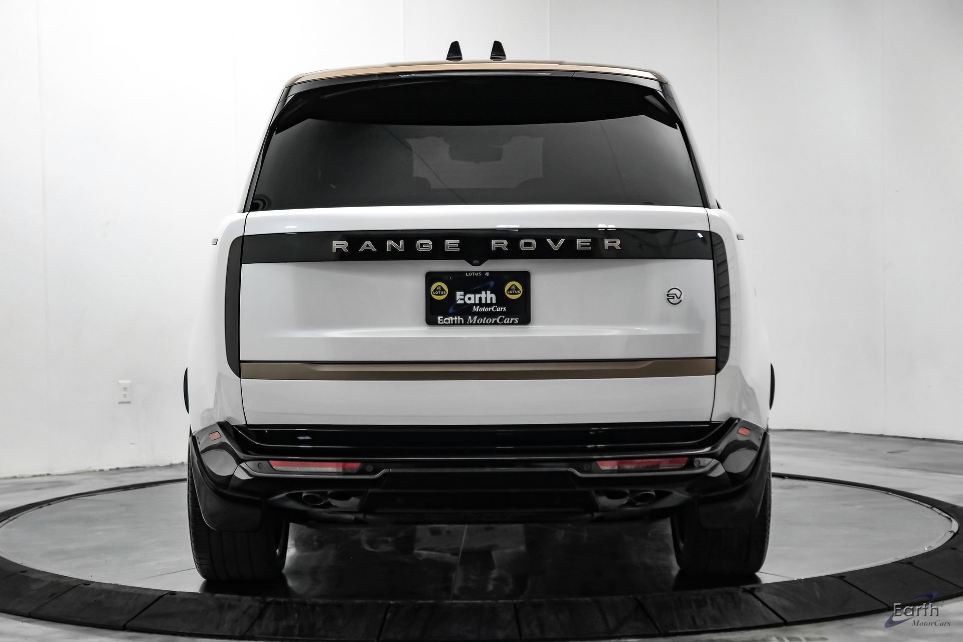 Used 2024 Land Rover Range Rover SV AWD/4WD image 12
