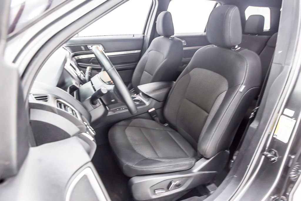 Used 2018 Ford Explorer XLT image 25