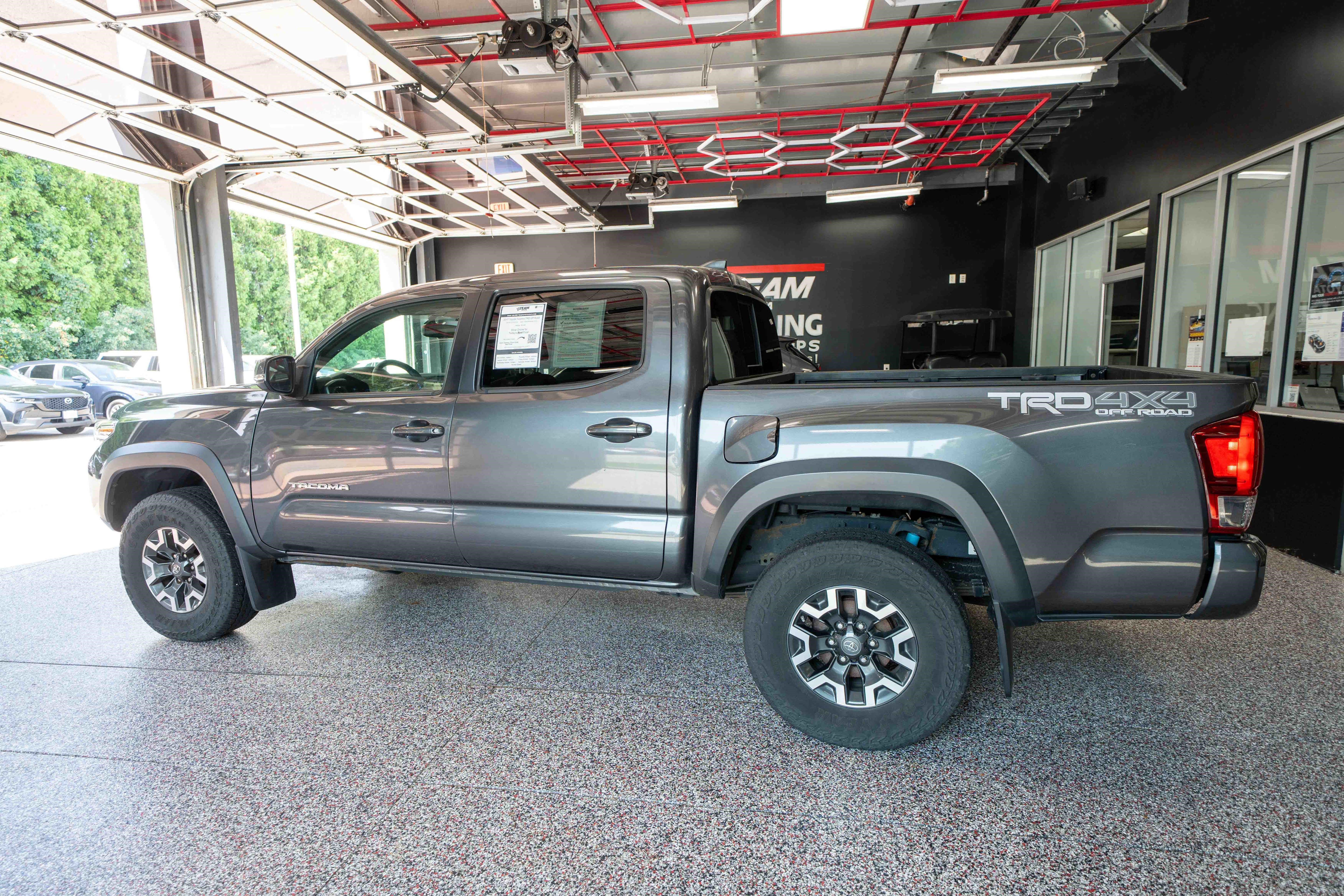 Used 2017 Toyota Tacoma TRD Off-Road w/ Premium & Technology Package AWD/4WD image 3