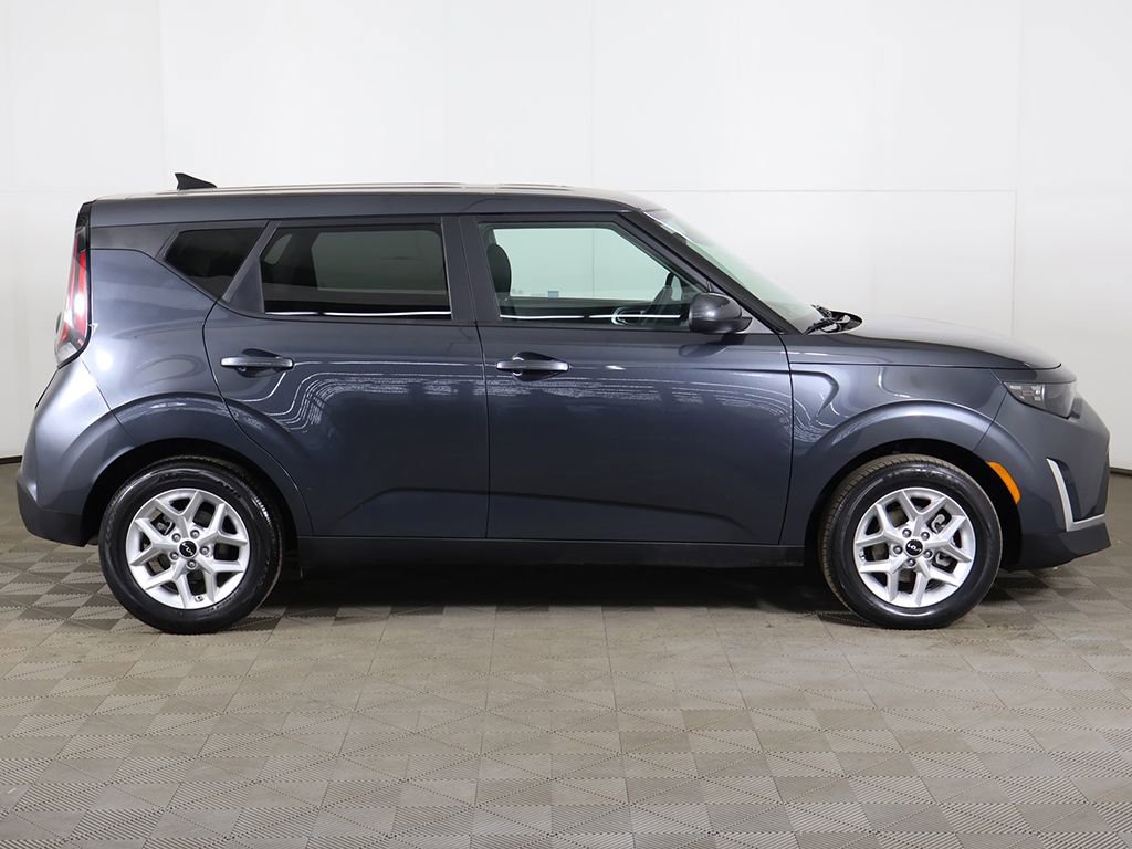 Used 2025 Kia Soul LX w/ LX Technology Package FWD image 17