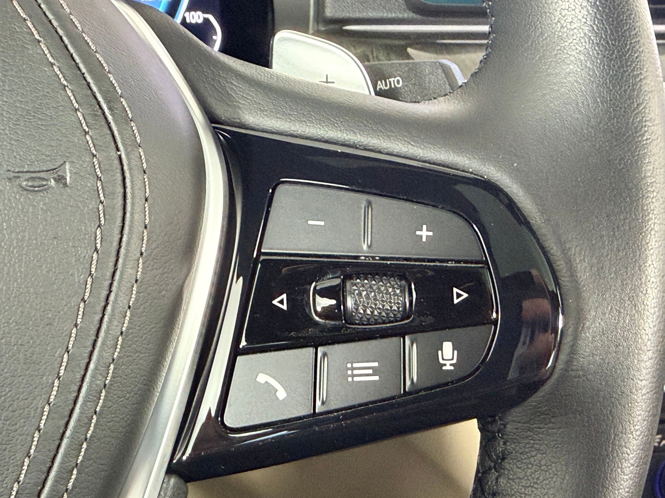 Certified 2023 BMW 530e w/ Premium Package image 28