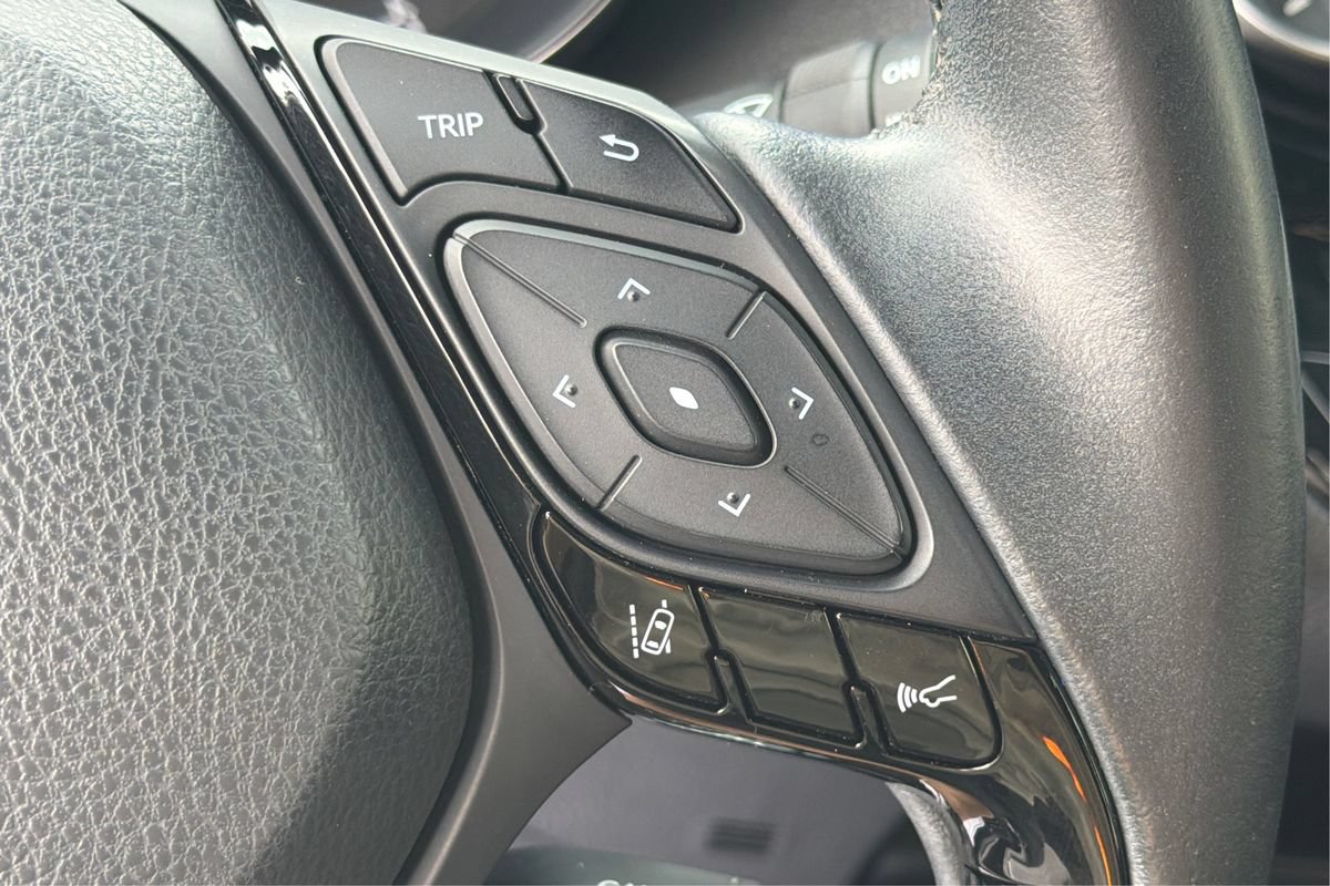 Used 2020 Toyota C-HR XLE FWD image 32